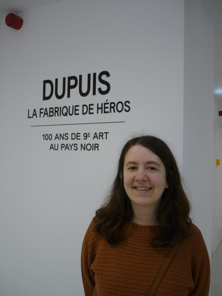 Votre reporter Aurélie à l'entrée de l'exposition La fabrique de héros