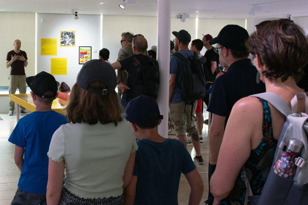 Une foule imposante pour la visite guidée de l’exposition « La Grand Expo » par… Tébo himself © Bruce Rennes