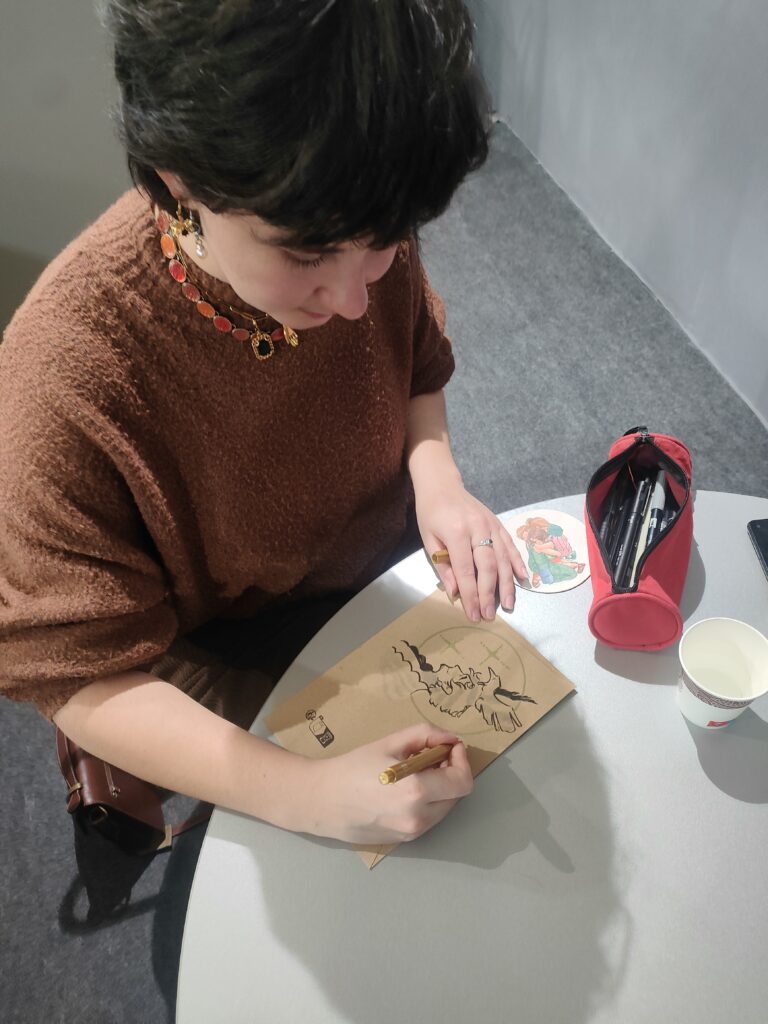 Gaëlle Geniller après l'interview réalisant un petit dessin.