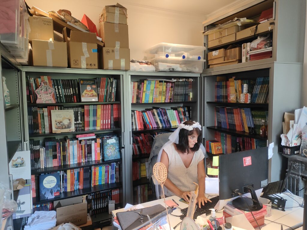 Responsable presse au boulot