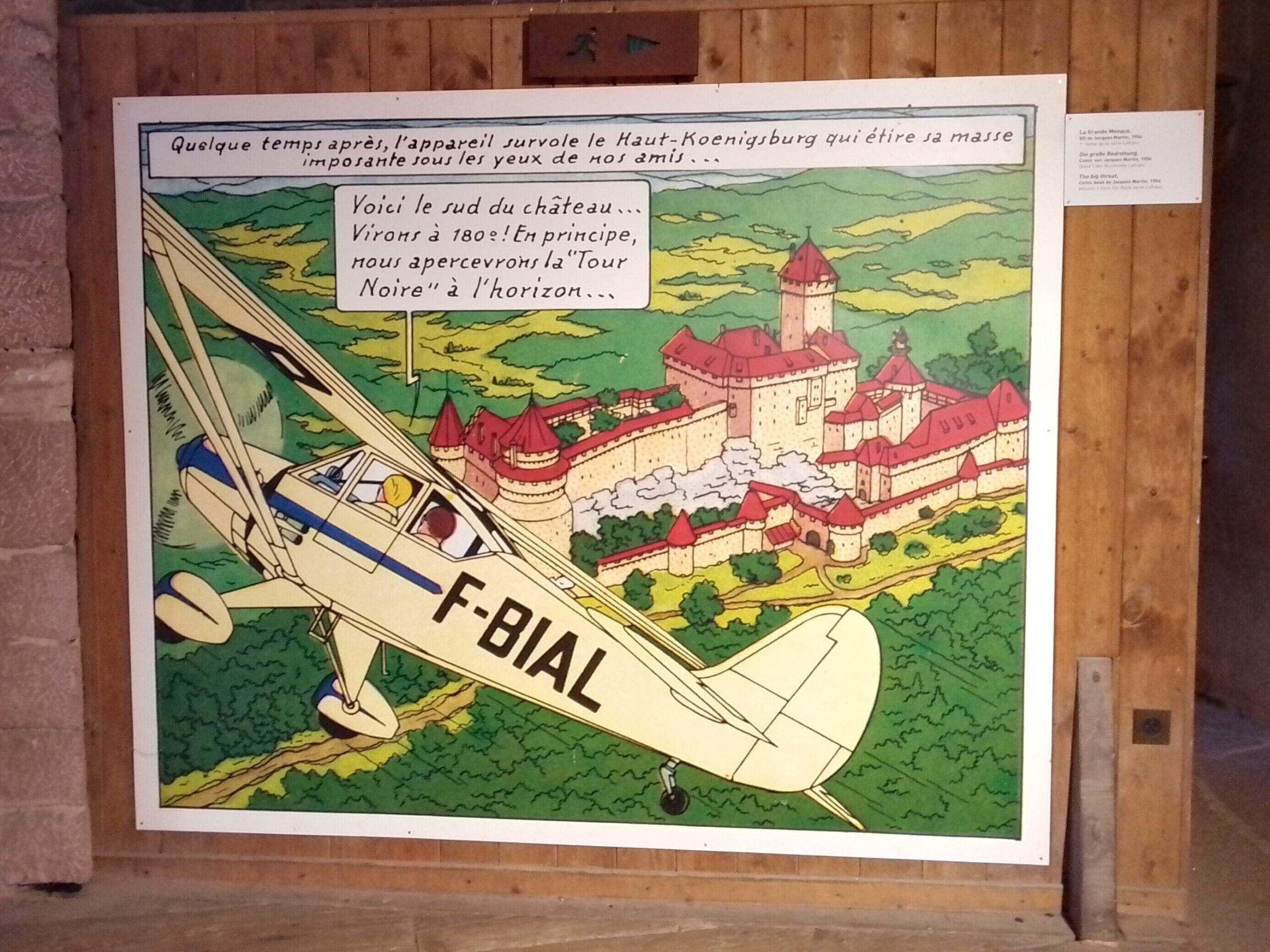 Case de l'album La grande menace exposée dans une salle du Haut-Koenigsbourg