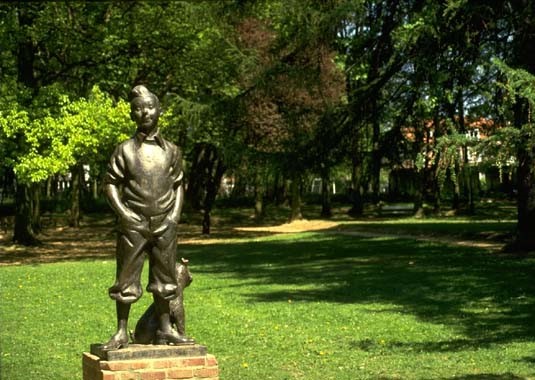 La statue de Tintin dans le Parc de Wolvendael avant d'être transférée au Centre Culturel d'Uccle.